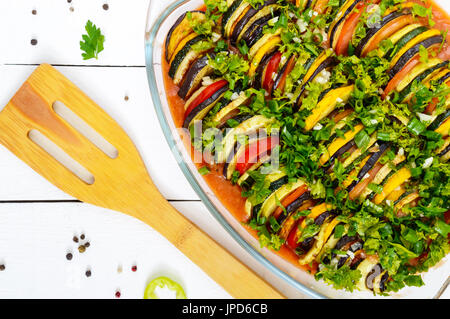 La Ratatouille est un plat de légumes traditionnels de la cuisine provençale : poivre, aubergines, tomates et courgettes. Lecho hongrois. Banque D'Images