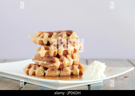 Sirop d'érable gaufre avec de la crème fouettée Banque D'Images