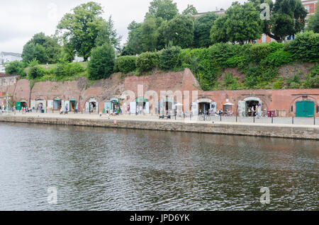 Boutiques et restaurants sur le quai sur la rive de la rivière Exe à Exeter, Devon Banque D'Images