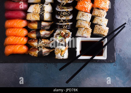 Les sushis japonais grand ensemble avec 2 baguettes en bois noir, vue du dessus Banque D'Images