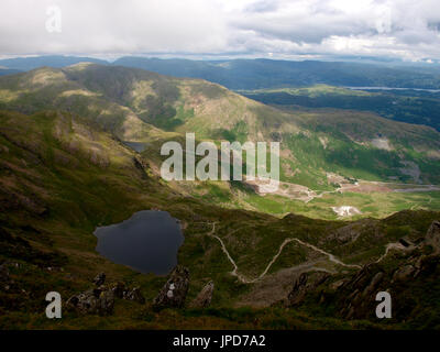 Vue sur le chemin jusqu'à la old man de Coniston est tombé de l'eau faible, le lac de la vallée, coniston coppermines, Lake District, Cumbria, Royaume-Uni Banque D'Images