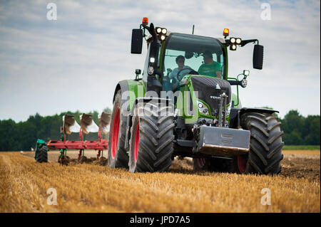 Sur la terre de labour tracteur Fendt country fair Banque D'Images