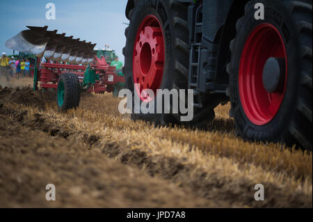 Sur la terre de labour tracteur Fendt country fair Banque D'Images