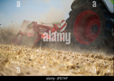 Sur la terre de labour tracteur Fendt country fair Banque D'Images