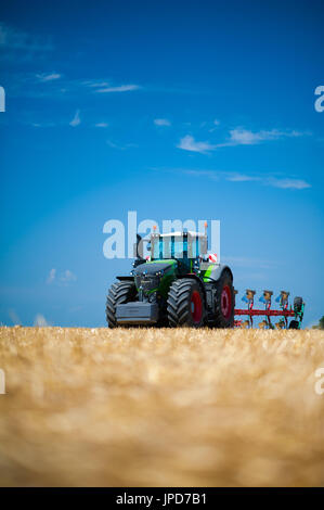 Sur la terre de labour tracteur Fendt country fair Banque D'Images