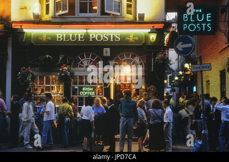 Le Blue Posts pub dans la soirée, London, UK, vers 1980 Banque D'Images