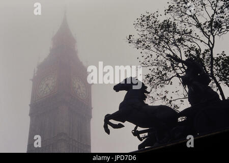 Statue de la Reine Boudicca ou Boadicea en face de Big Ben, Elizabeth tower, chambres du Parlement, le Palais de Westminster, Londres, Angleterre, Royaume-Uni Banque D'Images