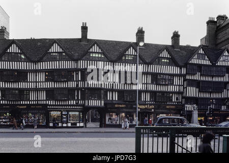 Le Tudor Inn discontinues à colombages dans High Holborn, London, England, UK. Circa 1980 Banque D'Images