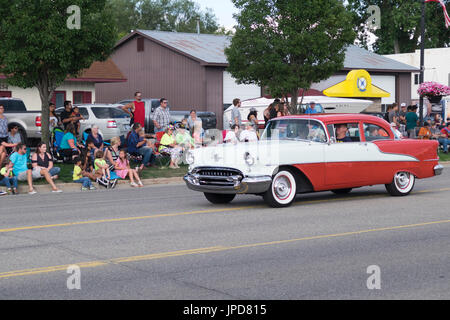 1955 Oldsmobile 88 restauré participe au défilé annuel pour 2017 Cruz-In Antique and vintage cars et camions à Montague, Michigan. Banque D'Images