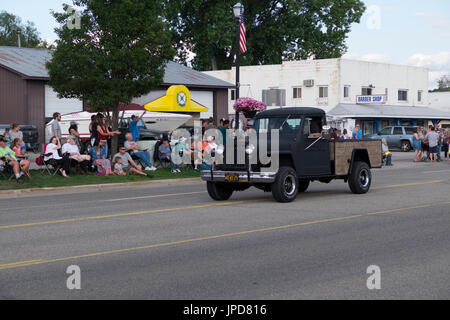 1947 Willys restaurée camion agricole participe au défilé annuel pour 2017 Cruz-In Antique and vintage cars et camions. Banque D'Images