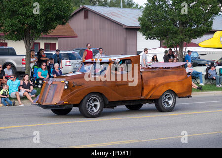 Voiture unique, fait à la main participe au défilé annuel 2017 Cruz-In à Montague, Michigan pour meubles anciens et vintage de voitures et camions. Banque D'Images