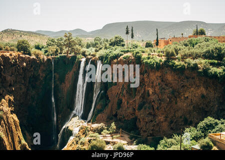 Chutes d'Ouzoud au Maroc vu de la ville au-dessus de la cascade. Banque D'Images