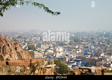 Une vue aérienne sur les bâtiments de la ville bleue de Jodhpur comme vu de la colline sur laquelle se dresse la forteresse de Jodhpur, Rajasthan, India Banque D'Images