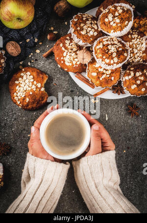 Automne hiver de pâtisseries. La nourriture végétalienne. Des cookies, muffins aux noix, pommes, flocons d'avoine. Atmosphère confortable, couverture chaude, fille de boire du café, les mains dans Banque D'Images