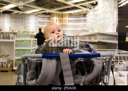 Bébé dans votre panier Banque D'Images