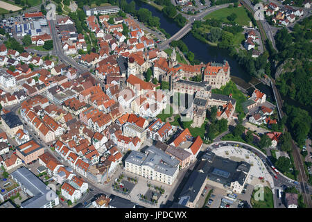 VUE AÉRIENNE. Château médiéval perché au-dessus du Danube. Sigmaringen, Bade-Wurtemberg, Allemagne. Banque D'Images