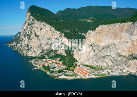 VUE AÉRIENNE. Village isolé par des falaises de plus de 400 mètres de haut, accessible en voiture par un long tunnel. Campione del Garda, Lombardie, Italie. Banque D'Images