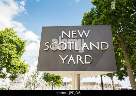 Inscrivez-renouvelable en dehors de New Scotland Yard sur Victoria Embankment, London, UK Banque D'Images