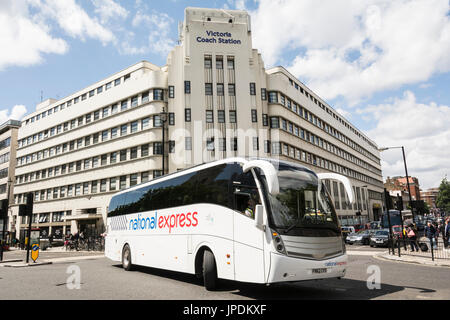 Un entraîneur National Express à l'extérieur de Victoria Coach Station à Londres SE1, UK Banque D'Images