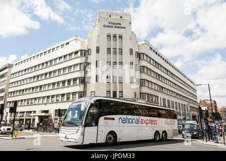 Un entraîneur National Express à l'extérieur de Victoria Coach Station à Londres SE1, UK Banque D'Images