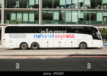 Un National Express Coach près de Victoria Coach Station à Londres SE1, UK Banque D'Images