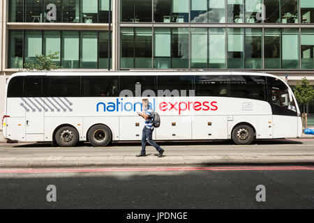 Un autocar National Express près de Victoria Coach Station, Victoria, Londres, Angleterre, Royaume-Uni Banque D'Images