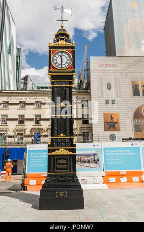 Petit Ben, un 30 pieds en fonte réplique de Big Ben de Londres, à Victoria, London, UK Banque D'Images