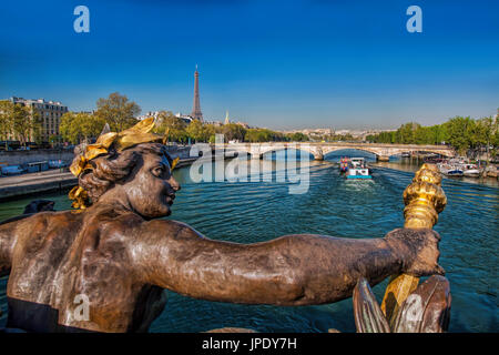 Du pont Alexandre III à paris contre la tour Eiffel, france Banque D'Images