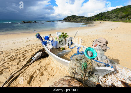 Bateau en bois avec les koalas en peluche pendant Bonjour Koalas l'art public sur Shelly Beach, Port Macquarie, New South Wales, NSW, Australie Banque D'Images