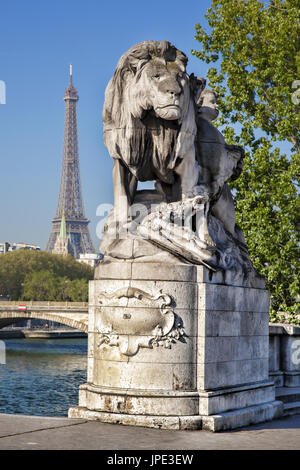 Pont Alexandre III à paris contre la tour Eiffel, france Banque D'Images