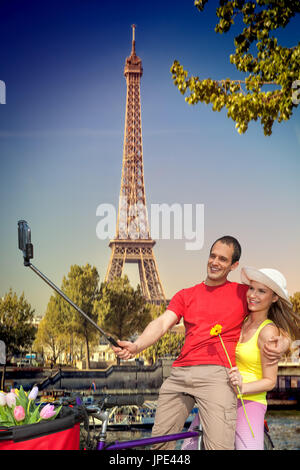 Couple qui par Selfies célèbre Tour Eiffel à Paris, France Banque D'Images