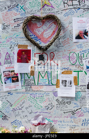 Hommages et messages de condoléances sur le mur commémoratif pour les victimes de l'incendie de la tour de Grenfell Banque D'Images