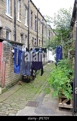 Alley entre dos des rangées de maisons traditionnelles, Hebden Bridge, West Yorkshire Banque D'Images