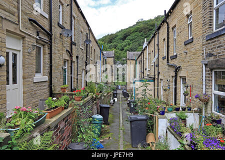 Alley entre dos des rangées de maisons traditionnelles, Hebden Bridge, West Yorkshire Banque D'Images