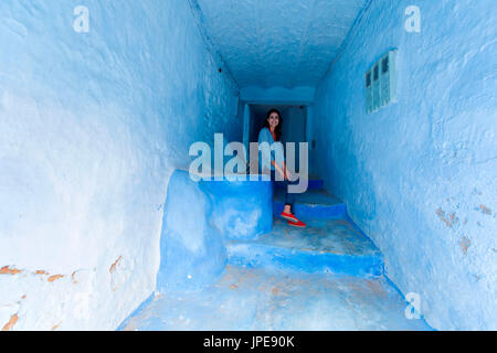 L'Afrique du Nord, Maroc, district de Chefchaouen. Marocaine assis à l'entrée d'une maison typique à Chefchaouen Banque D'Images