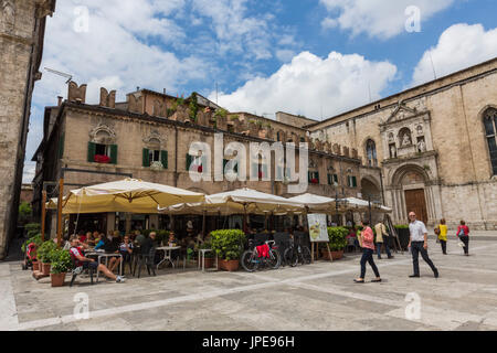 Les touristes à pied dans le vieux centre-ville entouré de bâtiments anciens Ascoli Piceno Marches Italie Europe Banque D'Images