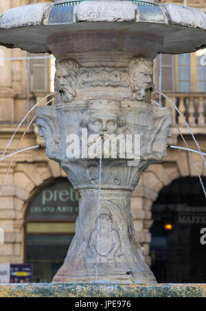 Vérone, Italie, Europe. Détails de la fontaine de la Piazza delle Erbe Banque D'Images