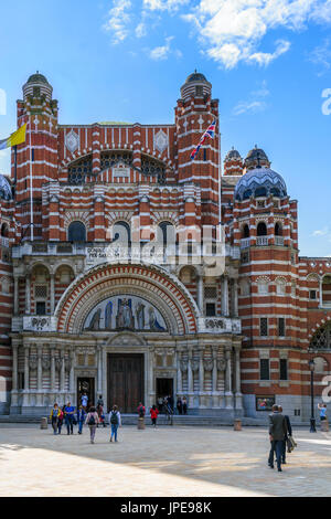 Londres - 30 juillet : vue sur la cathédrale de Westminster à Londres le 30 juillet 2017, des personnes non identifiées. Banque D'Images