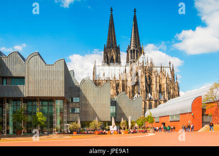 Musée Ludwig et de la cathédrale de Cologne à Cologne City. La ville de Cologne (Köln), Rhénanie du Nord-Westphalie, Allemagne, Europe. Banque D'Images