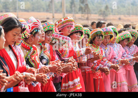 La femme chinoise habillé avec des vêtements traditionnels danser et chanter pendant le festival des Fleurs Poire Qifeng Heqing, Chine Banque D'Images