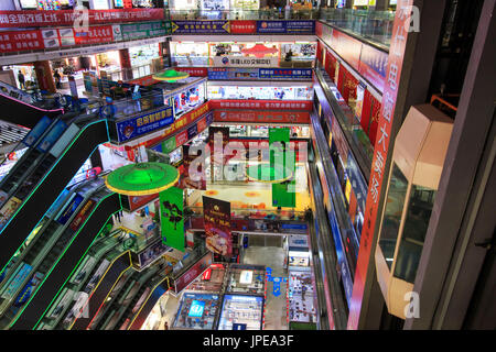 Intérieur de l'AC Mart l'un des plus grand centre commercial de la vente des appareils électroniques à Shenzhen, Chine Banque D'Images