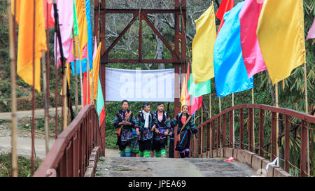 Les autochtones des montagnes de Sapa, dans le nord du Vietnam, habillées de leurs costumes traditionnels et de la marche dans leur village Banque D'Images