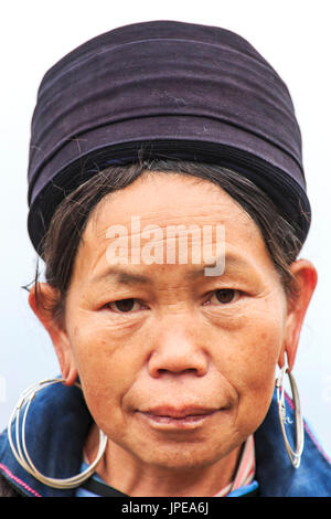 Portrait d'une femme autochtone des montagnes de Sapa, dans le nord du Vietnam, vêtue du costume traditionnel Banque D'Images