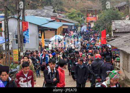Les autochtones des montagnes de Sapa, dans le nord du Vietnam, habillées de leurs costumes traditionnels et de la marche dans leur village Banque D'Images