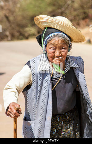 Vieille femme chinoise habillé avec des vêtements traditionnels Bai pendant le festival des Fleurs Poire Qifeng Heqing, Chine Banque D'Images