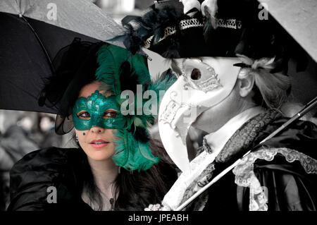 Dispose de carnaval de Venise, dans un jeu de couleurs Banque D'Images