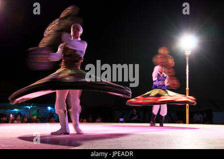 Dubaï, Émirats arabes unis. Danseuse arabe d'effectuer une danse "tournant" Banque D'Images