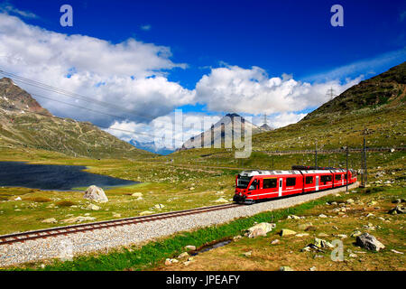 Col de la Bernina bernina express avec près de lac à blak, Grisons, Suisse Banque D'Images