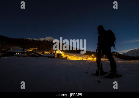 Randonneur en face de Cheneil par nuit (Valtournenche, vallée d'Aoste) Banque D'Images