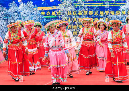 La femme chinoise habillé avec des vêtements traditionnels danser et chanter pendant le festival des Fleurs Poire Qifeng Heqing, Chine Banque D'Images